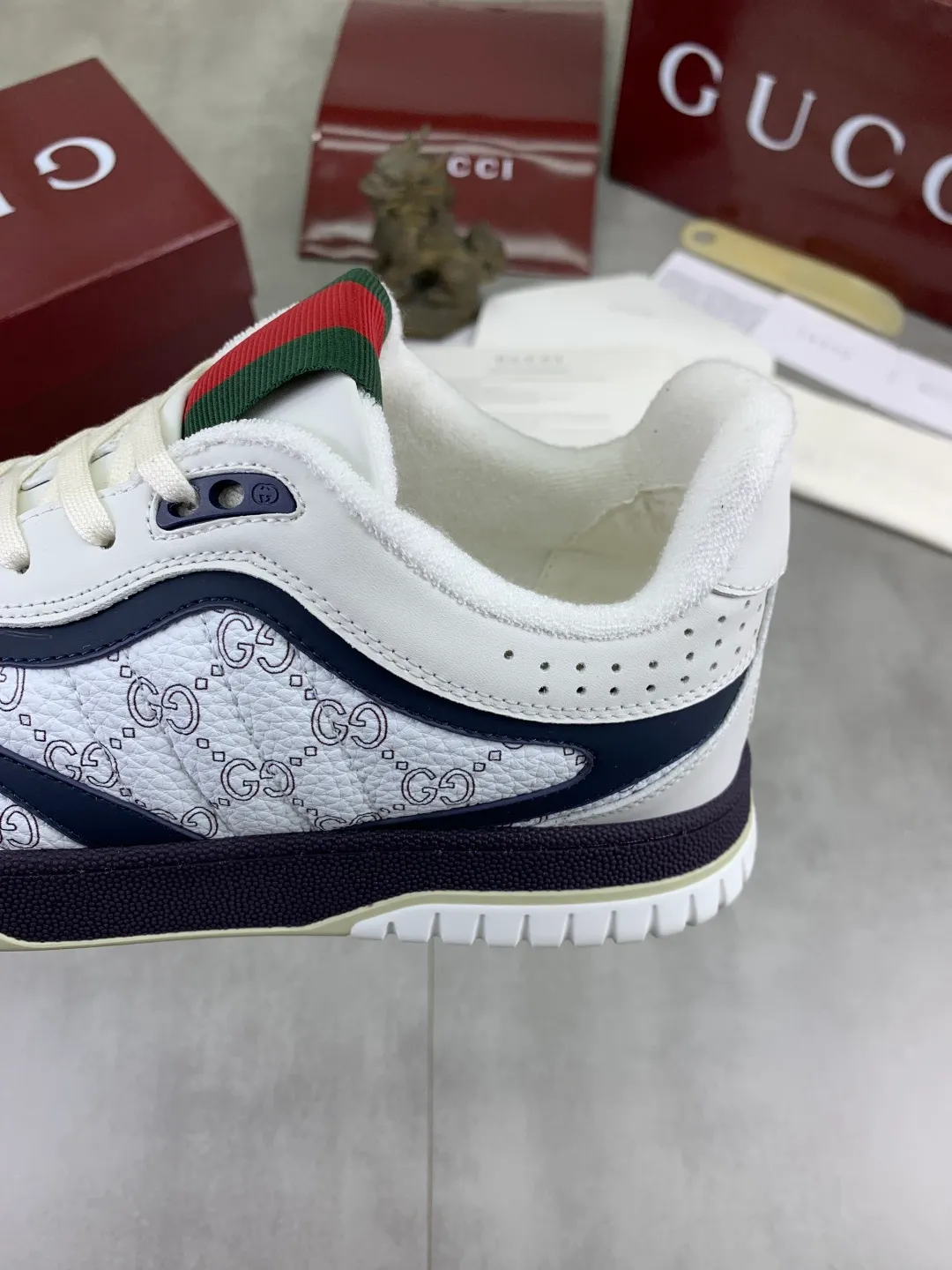 Men's men's shoes 💰P542 new Gucci Gucci couple 🧑‍🤝‍🧑 autumn and winter low-end catwalk casual sneakers, top version! Oil edge craftsmanship. New model for early spring, creating a perfect style, cool and sassy, ​​c-position fashionable wear, classic shoe style with retro and futuristic feel, showing exquisite texture! Open mold to customize high-density outsole. Comes fully packaged. Size: 35-45 Fabric: Imported calfskin punching Lining: Imported original towel lining